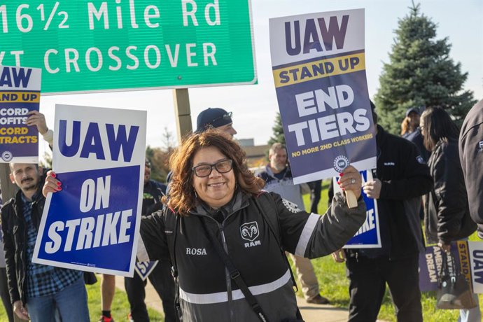 Archivo - United Auto Workers (UAW) union members rally outside Stellantis' Ram 1500 plant. Members of UAW expanded their strike and walked off the job at the Stellantis Sterling Heights Assembly Plant (SHAP). The plant's 6,800 workers produce RAM pick-