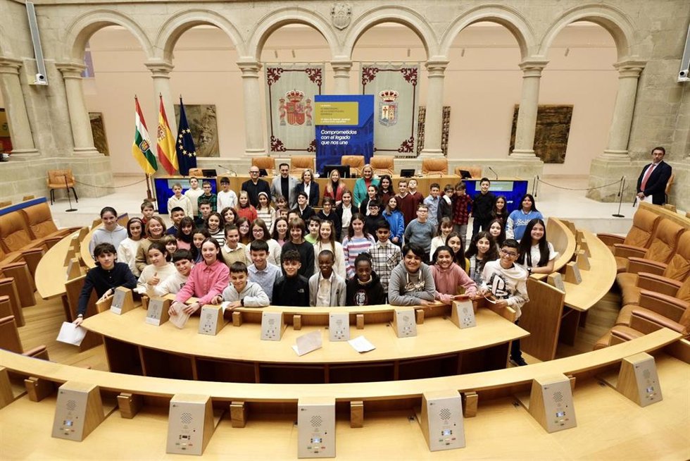 Np Acto Lectura Constitución Por Escolares Riojanos Y Fotografías De Los 5 Grupos