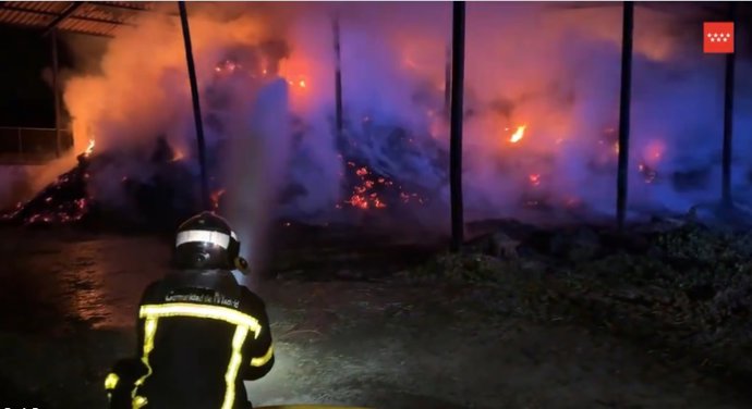 Arden decenas de pacas de paja en Fuente el Saz de Jarama