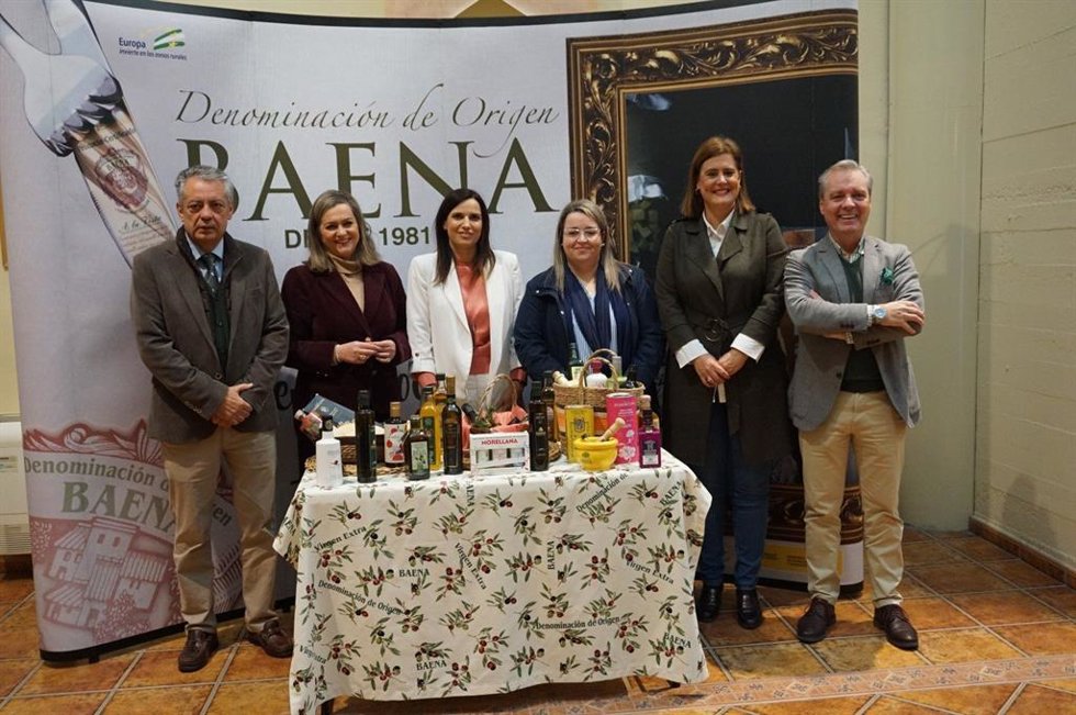 La delegada de Empleo, Empresa y Trabajo Autónomo de la Junta en Córdoba, María Dolores Gálvez (tercera por la izda.), en la presentación de la campaña.