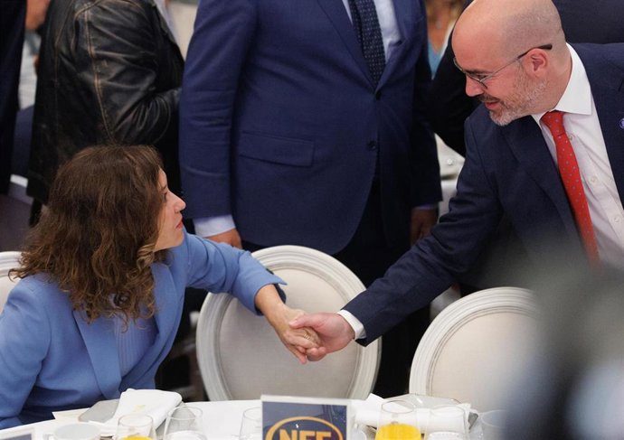 Archivo - La presidenta de la Comunidad de Madrid, Isabel Díaz Ayuso y el delegado del Gobierno en la Comunidad de Madrid, Francisco Martín, se saludan durante un desayuno informativo.