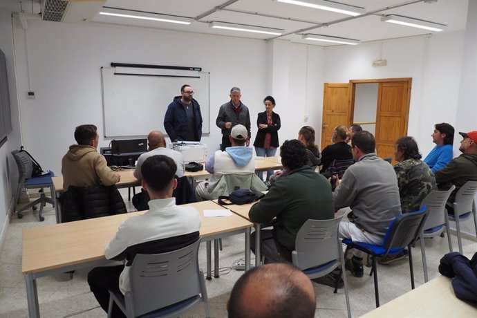 Un total de 15 empleados de diferentes servicios municipales del Ayuntamiento de Palos de la Frontera (Huelva) han cursado en el Centro de Iniciativas Empresariales de la localidad el curso de plataformas elevadoras.