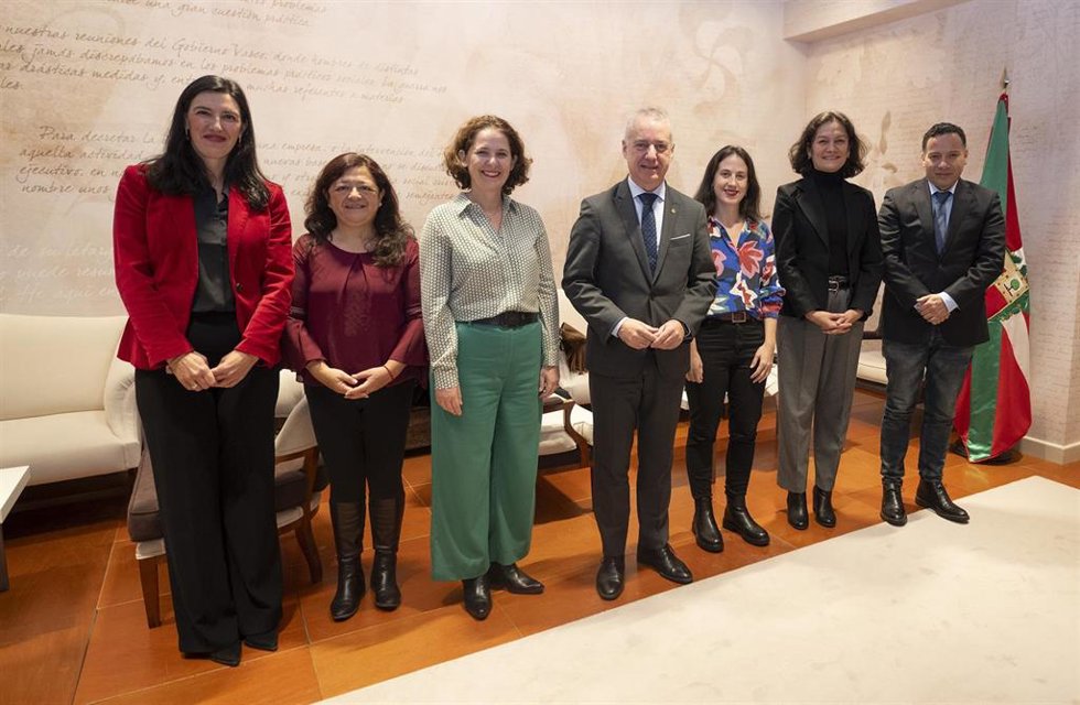 Recepción del lehendakari a miembros de la 'red Comparte'