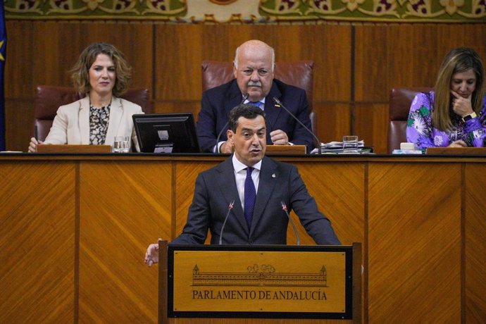 El presidente de la Junta de Andalucía, Juanma Moreno interviene en el pleno, a 29 de noviembre de 2023, en Sevilla, Andalucía (España). El presidente de la Junta de Andalucía, Juanma Moreno, abre la sesión del debate de la comunidad, acordado para los 