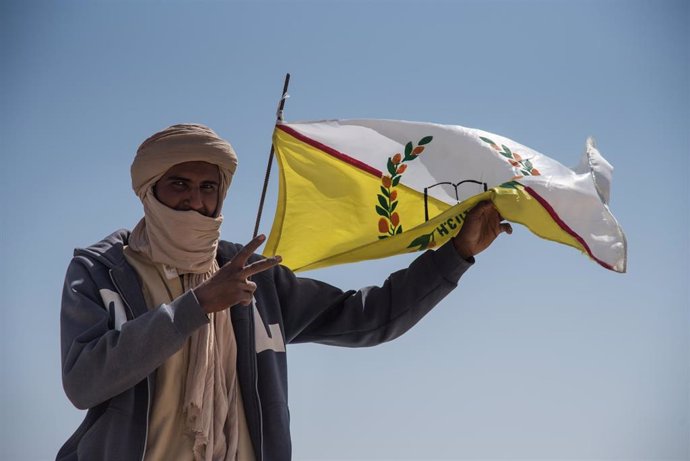 Archivo - Un hombre sujeta la bandera del Alto Consejo para la Unidad del Azawad (Archivo)  