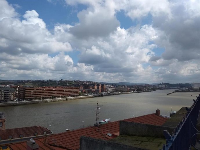Archivo - Nubes sobre la ría en Portugalete (Bizkaia).