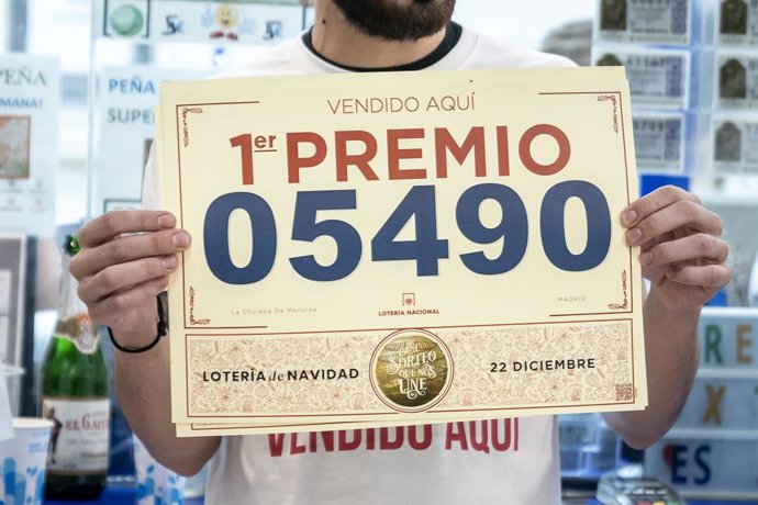 Archivo - Arxiu- Un empleat de l'administració situada en el bescanviador de Moncloa anomenada 'La chulapa de Moncloa' celebra que han venut part del número 5490 corresponent al 'Gros' del Sorteig Extraordinari de la Loteria de Nadal, a 22 de diciemb