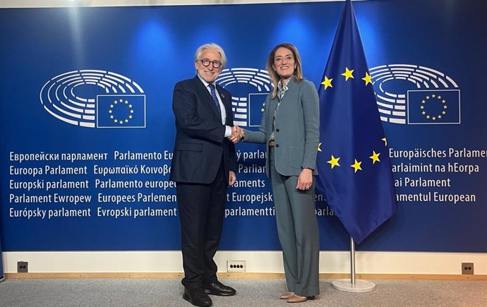 El presidente de Foment del Treball, Josep Sánchez Llibre, y la presidenta del Parlamento europeo, Roberta Metsola, en Bruselas (Bélgica)