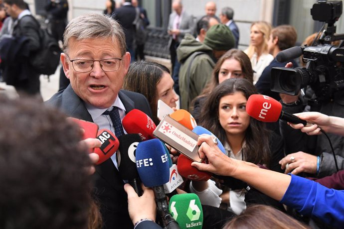 El secretari general del PSPV-PSOE, Ximo Puig, ofereix declaracions als mitjans a la seua arribada a la primera sessió del debat d'investidura de Sánchez com a president de Govern, al Congrés dels Diputats, a 15 de novembre de 2023, a Madrid (Esp