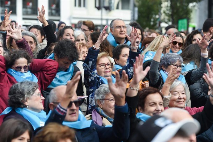 Archivo - Decenas de personas aplaudiendo en lenguaje de signos durante una concentración de personas sordas, en la Plaza de Callao, a 28 de octubre de 2023, en Madrid (España). 