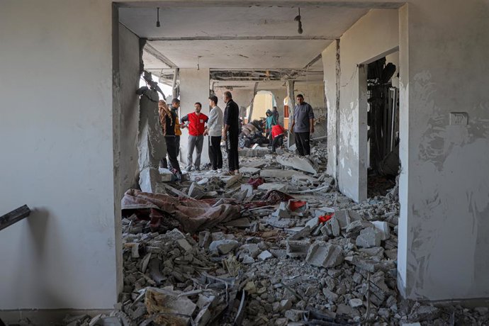 GAZA, Nov. 22, 2023  -- People inspect a house damaged in an Israeli airstrike in the southern Gaza Strip city of Khan Younis, Nov. 22, 2023. Israel and Hamas on Wednesday confirmed their agreement on a Qatar-mediated proposal for a ceasefire in Gaza.  