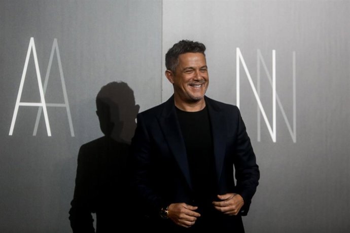 Archivo - El cantante Alejandro Sanz, durante la presentación de su nuevo disco Sanz, a 9 de diciembre de 2021, en Madrid (España).