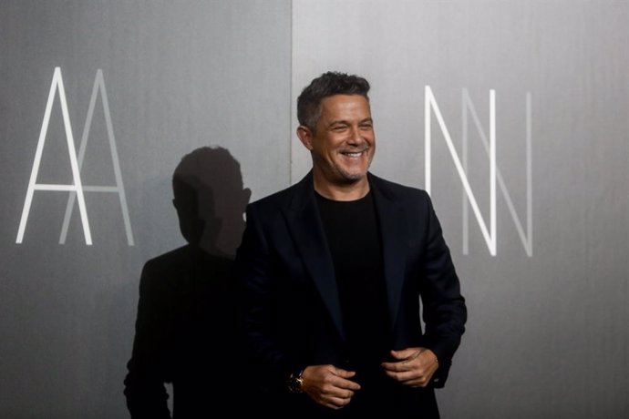 Archivo - El cantante Alejandro Sanz, durante la presentación de su nuevo disco Sanz, a 9 de diciembre de 2021, en Madrid (España). El disco será lanzado mañana, viernes 10 de diciembre y llega acompañado de una exposición. 'Sanz' es el decimonoveno á