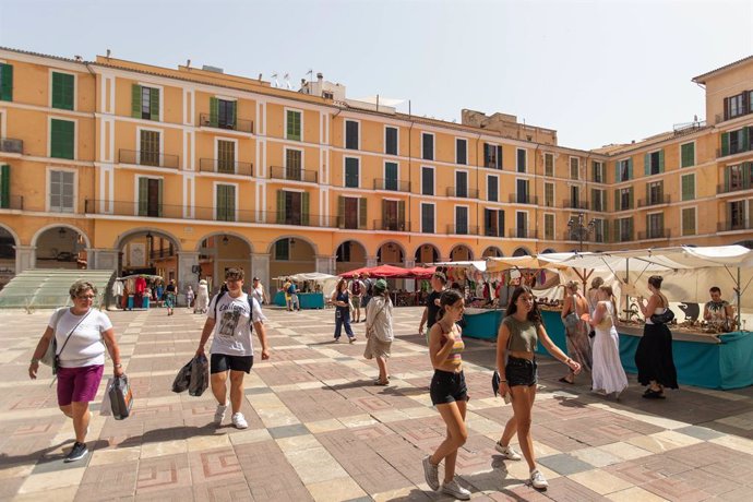 Archivo - Turistas paseando por Palma, a 11 de julio de 2023, en Palma de Mallorca, Mallorca, Baleares (España).