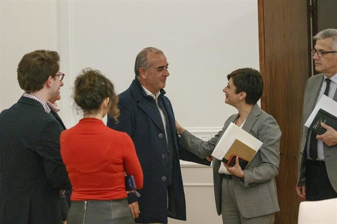 El presidente de la Plataforma del Tercer Sector, Luciano Poyato, saluda a la ministra de Vivienda, Isabel Rodríguez.