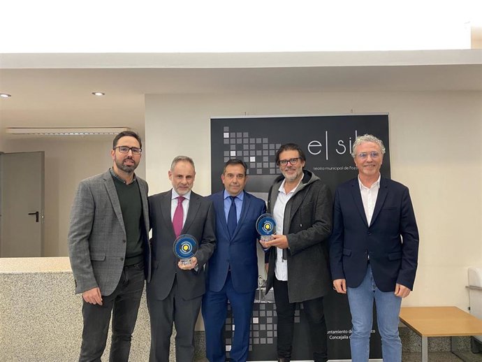 Responsables del Parque Joyero de Córdoba y del Centro de Referencia Nacional de Joyería de Córdoba recogen los reconocimientos 'Amigos de Prode 2023'.