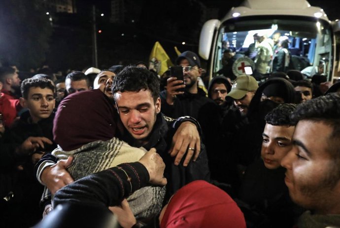Un joven palestino liberado como parte del interncambio de prisioneros y rehenes entre Israel y Hamás.