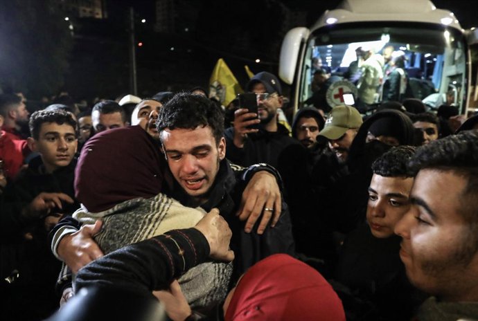 29 November 2023, Palestinian Territories, Ramallah: A Palestinian prisoner is welcomed by friends and family after being released from an Israeli jail, as part of a hostages-prisoners swap deal between Hamas and Israel. Photo: Ayman Nobani/dpa