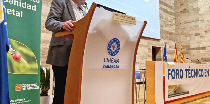 El consejero de Agricultura, Ganadería y Alimentación, Ángel Samper, ha apostado por poner la ciencia al servicio de la agricultura y la ganadería para "restar ideología que encarece la cesta de la compra".