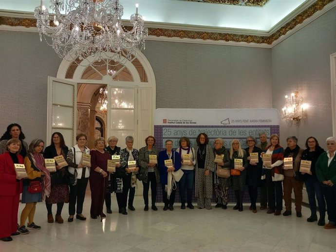 El ICD reconoce a una treintena de entidades de mujeres con 25 años de trayectoria, con la consellera Tnia Verge
