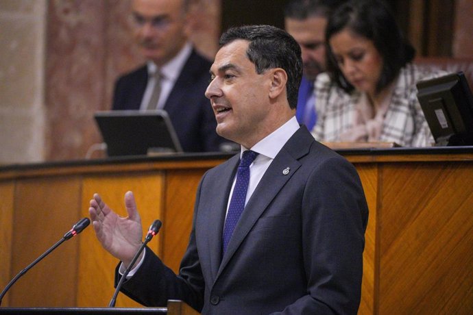 El presidente de la Junta de Andalucía, Juanma Moreno interviene en el pleno, a 29 de noviembre de 2023, en Sevilla, Andalucía (España). El presidente de la Junta de Andalucía, Juanma Moreno, abre la sesión del debate de la comunidad, acordado para los 