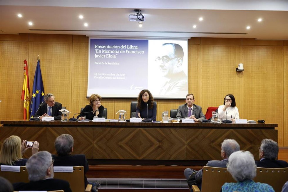 Javier Eola (2i), la fiscal de Memoria Democrática Dolores Delgado (i); la fiscal de Sala Ana García León (c); el fiscal César Estirado (d); y la memorialista María Torres (2d) en la presentación del libro 'En Memoria de Francisco Javier Elola'.