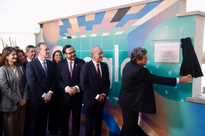 El ministro de Transformación Digital, José Luis Escrivá, descubre una placa en el Centro de Ingeniería de Seguridad de Google en Málaga, junto al alcalde, Francisco de la Torre, y el presidente de Asuntos Generales de Google, Kent Walker, entre otros.