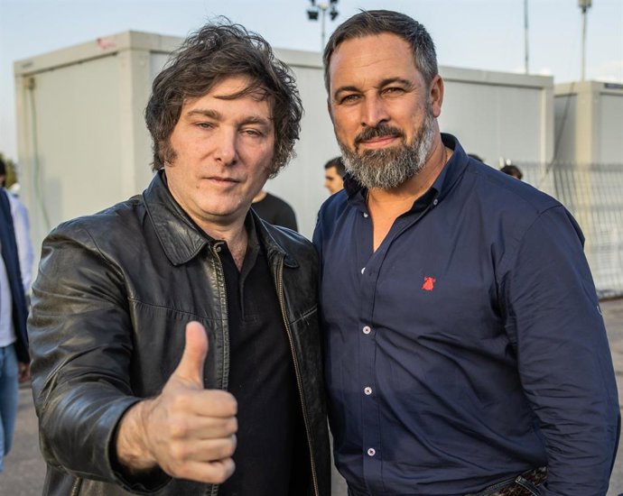 Archivo - El ganador de las PASO en Argentina, el ultraderechista y ultraliberal Javier Milei, con el líder de Vox, Santiago Abascal.