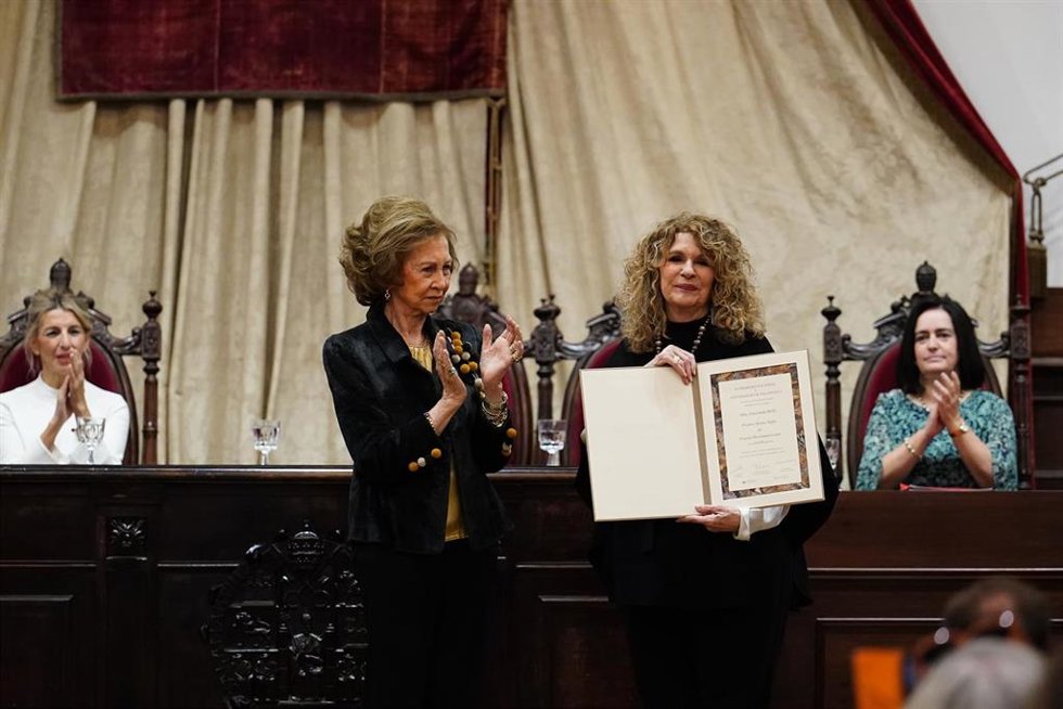 La Reina Sofía y la poeta Gioconda Belli, durante la entrega del XXXII Premio de Poesía Iberoamericana en el Paraninfo de la Universidad de Salamanca, a 29 de noviembre de 2023, en Salamanca, Castilla y León (España).