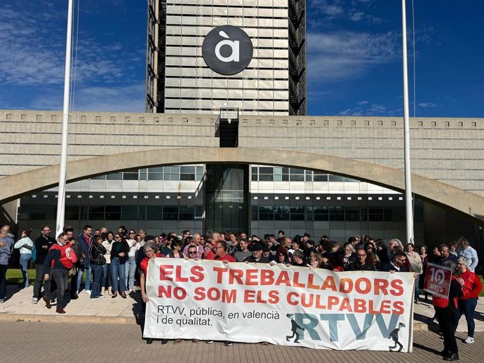 Concentración de trabajadores de  Punt ante la sede de las instalaciones en el décimo aniversario del cierre de RTVV