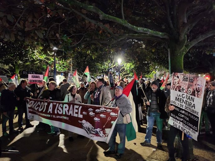 Unas 300 personas se manifiestan en Santander bajo el lema 'Paremos el genocidio en Palestina"