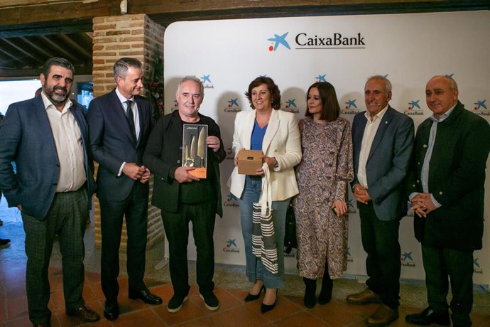 Apertura de la ponencia inspiradora del chef Ferran Adri en Toledo, impulsada por Caixabank y dirigida a los profesionales de la Asociación de Hostelería de Toledo.