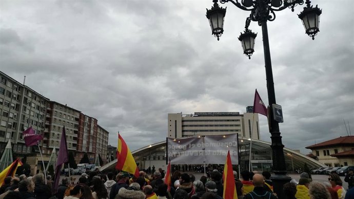 Concentración contra Pedro Sánchez durante el acto institucional de inauguración de la Variante de Pajares.