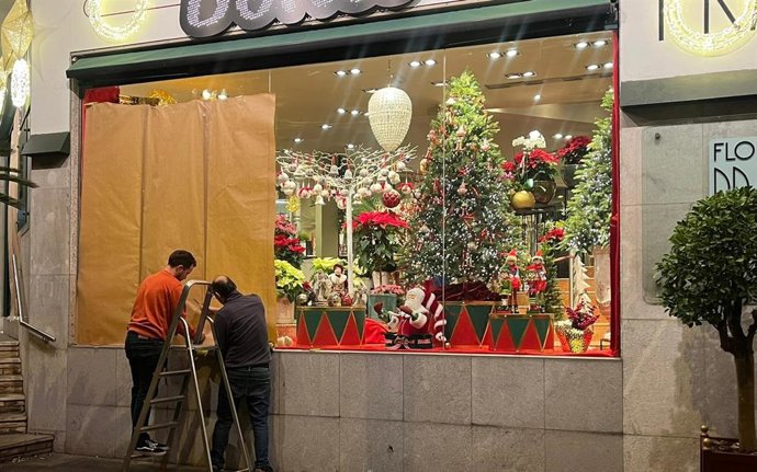 Comerciantes de la plaza Bonanova protegen sus establecimientos en vísperas del desalojo de la Runa y el Kubo en Barcelona