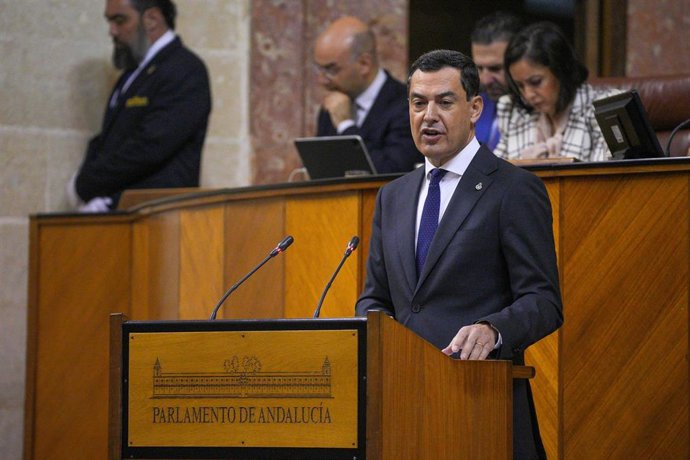 El presidente de la Junta de Andalucía, Juanma Moreno interviene en el pleno, a 29 de noviembre de 2023, en Sevilla, Andalucía (España). El presidente de la Junta de Andalucía, Juanma Moreno, abre la sesión del debate de la comunidad, acordado para los 