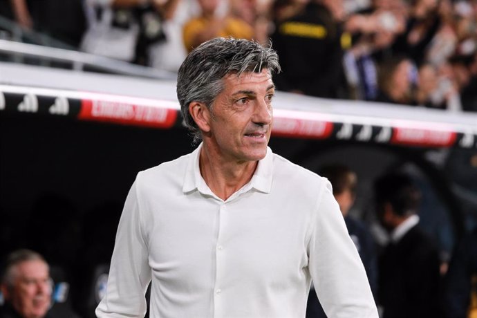 Archivo - Imanol Alguacil, head coach of Real Sociedad, looks on during the spanish league, La Liga EA Sports, football match played between Real Madrid and Real Sociedad at Santiago Bernabeu stadium on September 17, 2023, in Madrid, Spain.
