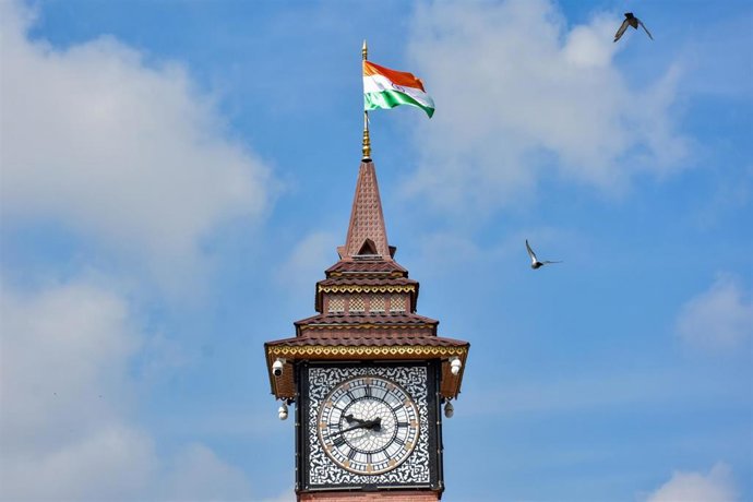 Archivo - Bandera nacional india vista en la cima de la Torre del Reloj durante el 77 Día de la Independencia de la India en Srinagar