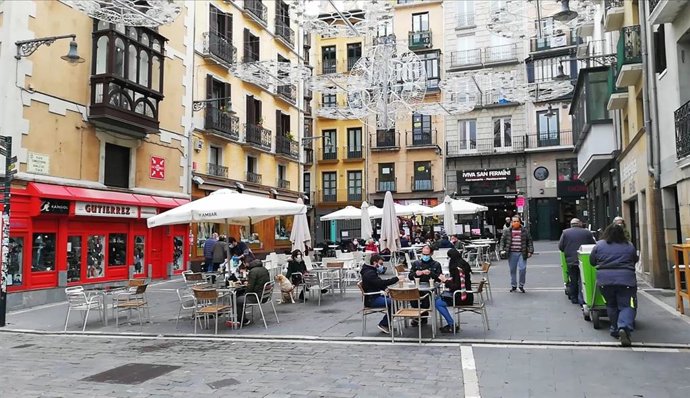 Archivo - Personas sentadas en una terraza en la plaza Consistorial de Pamplona durante la pandemia.