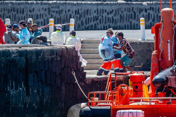 Archivo - Uno los 34 migrantes que viajaban en la patera, a su llegada al Muelle de La Cebolla en un barco de Salvamento Marítimo, a 1 de septiembre de 2021, en Lanzarote, Islas Canarias (España). La patera con los migrantes fue avistada al norte de Arr