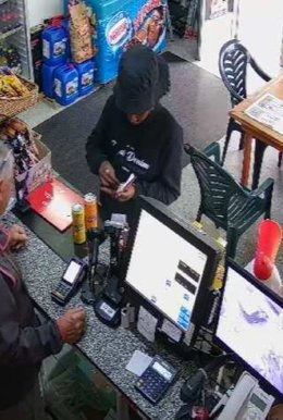 Imagen de la cámara de seguridad de uno de los establecimientos donde supuestamente habrían cometido un delito.