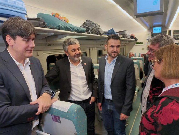 El consejero de Ciencia, Empresas, Formación y Empleo, Borja Sánchez; el viceconsejero de Infraestructuras y Movilidad, Jorge García; el consejero de Fomento, Cooperación Local y Prevención de Incendios, Alejandro Calvo.