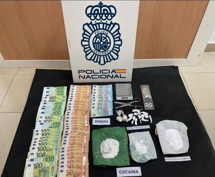 Droga, dinero y objetos intervenidos por la Policía Nacional en Lucena.