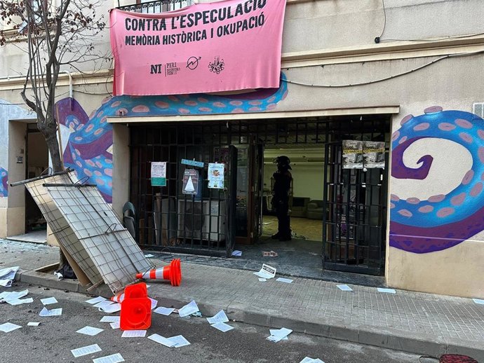 Los Mossos d'Esquadra entran en el Estudinou de Santa Coloma (Barcelona)