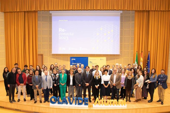 Foto de familia tras la presentación del proyecto 'Olavide Alumni'.