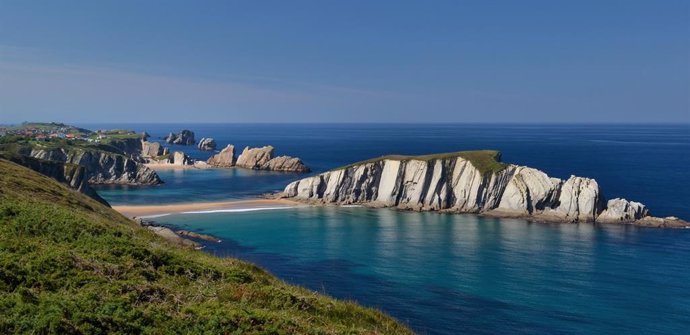 Archivo - Costa Quebrada volverá a ser candidato a formar parte de la red de geoparques de la UNESCO