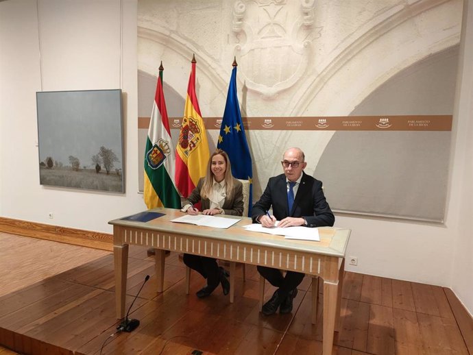 La presidenta del Parlamento de La Rioja, Marta Fernández Cornago, y el rector de la Universidad de La Rioja, Juan Carlos Ayala, renuevan la colaboración entre ambas instituciones para promover la realización de actividades culturales