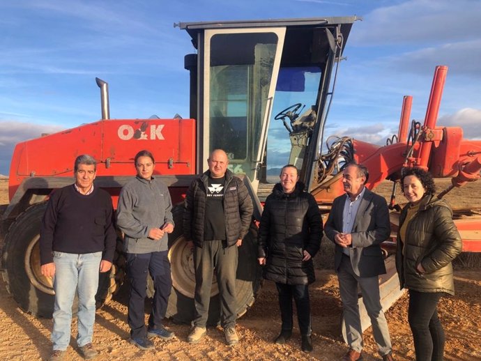 Rafael Samper --segundo por la derecha-- junto a la alcaldesa de Santa Eulalia, Carmen Maorad --a su izquierda-- y representantes municipales del Ayuntamiento de Santa Eulalia, que han visitado los trabajos en los caminos rurales que está haciendo la DPT.