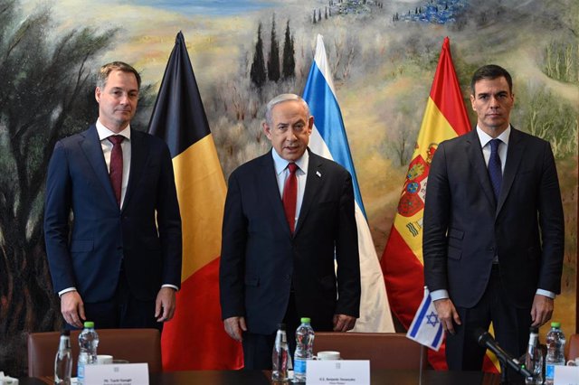 El presidente del Gobierno, Pedro Sánchez, junto al primer ministro israelí, Benjamin Netanyahu, y el primer ministro belga, Alexander de Croo, durante su encuentro en Jerusalén