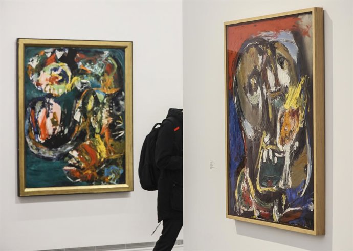 Archivo - Una persona vista la exposición 'La creación abierta y sus enemigos: Asger Jorn en situación' en el IVAM (archivo)