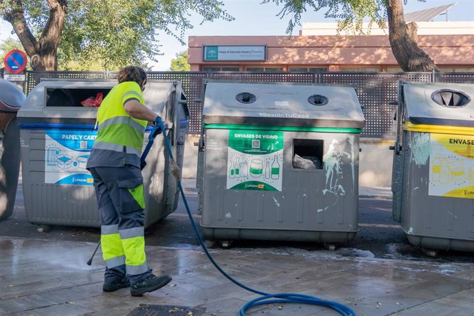 Archivo - Operaria de Lipasam, empresa municipal de limpieza de Sevilla.